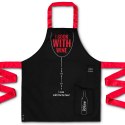 Fartuszek kuchenny dla gotującej kobiety czarny z czerwonym paskiem i napisem "I cook with wine" zabawny prezent dla siostry
