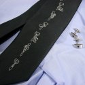 Elegancki czarny krawat z instrukcją, zabawne napisy, pomysł na prezent dla niego, ciekawe gadzety