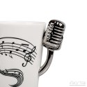 Biały kubek do herbaty, ze wzorem pięciolini i srebrnym uchem w kształcie srebrnego mikrofonu.
