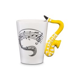Biały kubek ze wzorem pięciolini i kolorowym uchem w kształcie saksofonu.