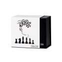 Kubek Szachisty, biały kubeczek ze wzorem szachownicy i uchem w kształcie czarnej figury szachowej Król, dla fana gry w szachy.