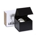 Kubek Szachisty, biały kubeczek ze wzorem szachownicy i uchem w kształcie czarna Królowa figura szachowej. 350 ml (pojemność)