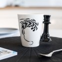 Kubek Szachisty, biały kubeczek ze wzorem szachownicy i uchem w kształcie czarna Królowa figura szachowej. 350 ml (pojemność)