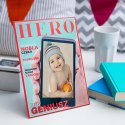 Baby Foto Ramka - wzór magazyn HERO (PL) stojąca foto ramka z miejscem na zdjęcie dziecka