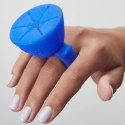 Tweexy, niebieski uchwyt na lakier do paznokci, kształt pierścionek, mocowany na dłoni, ułatwia wykonanie manicure.